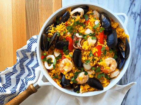 ¡10 minutos de preparación, mucho sabor y una comida saludable completa en una sartén! Esta sencilla receta de paella de mariscos es la comida perfecta para la noche de la semana (y va genial con una copa de vino blanco).