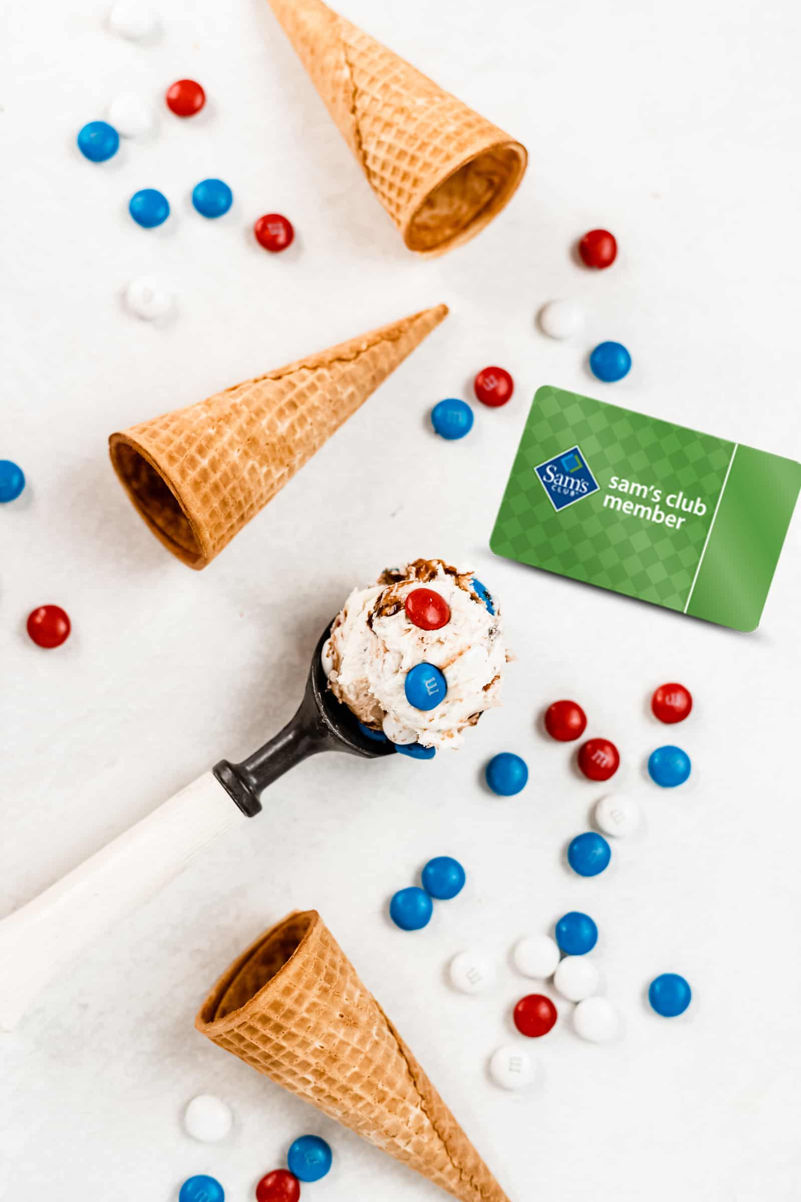 Creamy vanilla ice cream with fudgy chocolate swirls and milk chocolate M&M’S will be your new summer dessert! This No-Churn Fudge Ripple M&M Ice Cream is rich, smooth, and only takes a few minutes to prepare. #icecream #nochurnicecream #4thofjulyrecipe