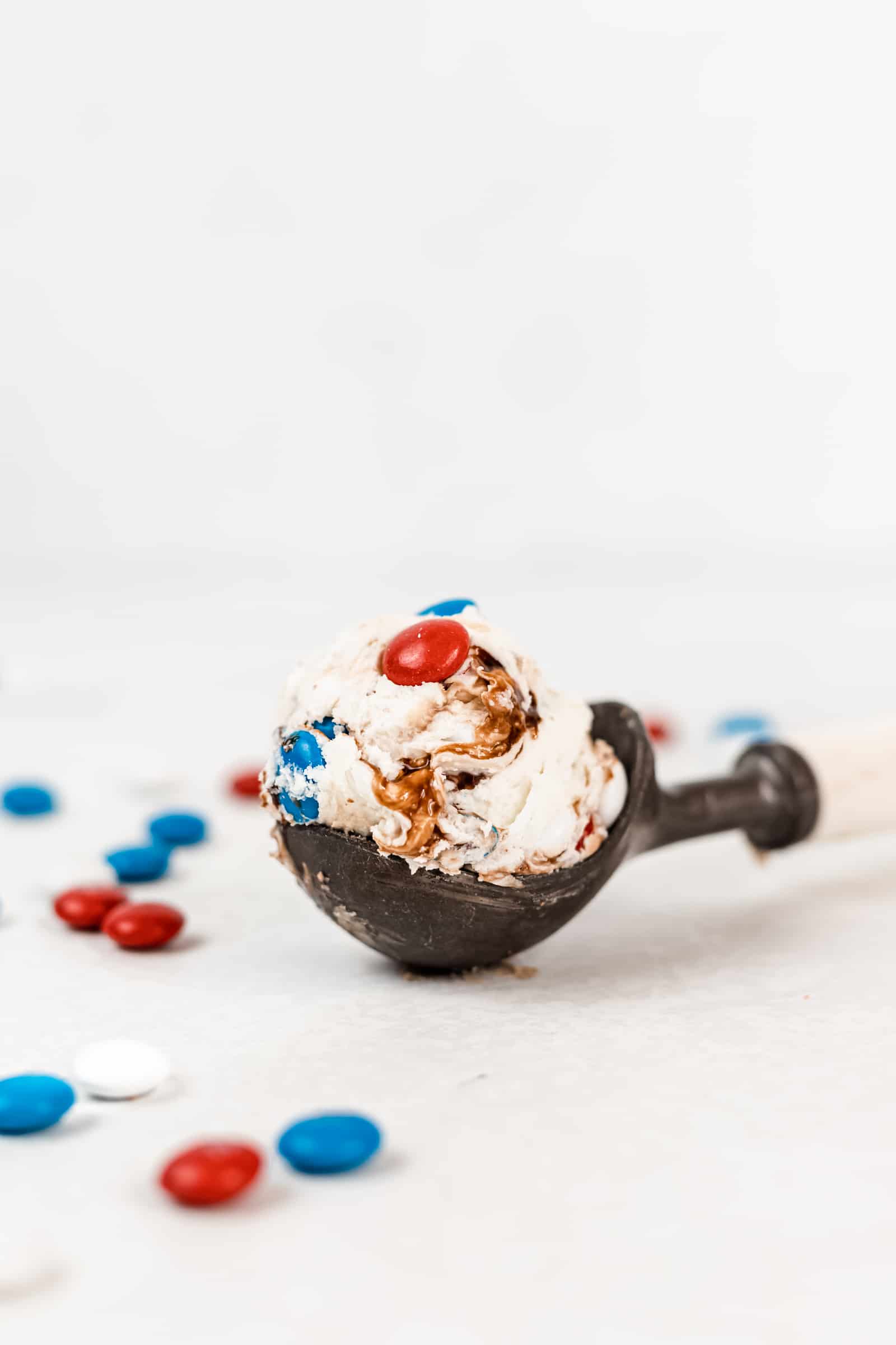 Creamy vanilla ice cream with fudgy chocolate swirls and milk chocolate M&M’S will be your new summer dessert! This No-Churn Fudge Ripple M&M Ice Cream is rich, smooth, and only takes a few minutes to prepare. #icecream #nochurnicecream #4thofjulyrecipe