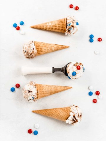 Creamy vanilla ice cream with fudgy chocolate swirls and milk chocolate M&M’S will be your new summer dessert! This No-Churn Fudge Ripple M&M Ice Cream is rich, smooth, and only takes a few minutes to prepare. #icecream #nochurnicecream #4thofjulyrecipe