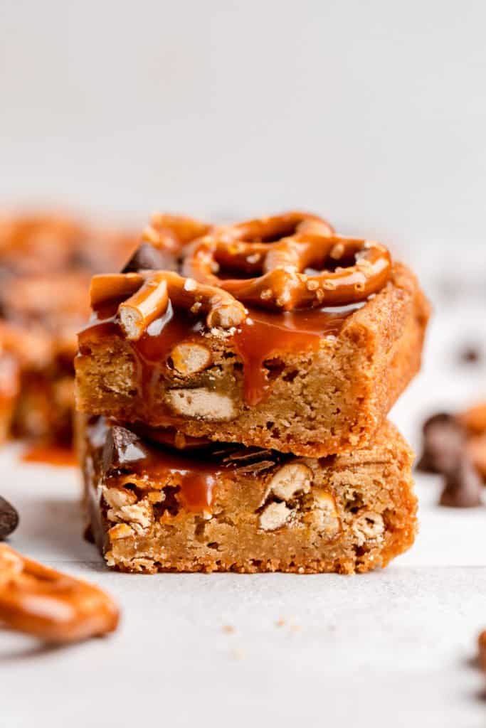 blondies with caramel sauce, pretzels, and chocolate chips
