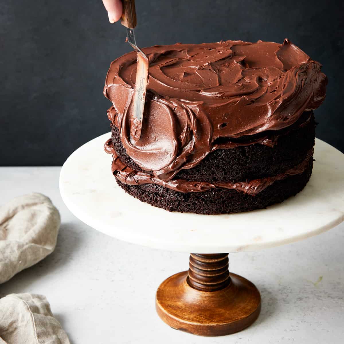 frosting chocolate cake.